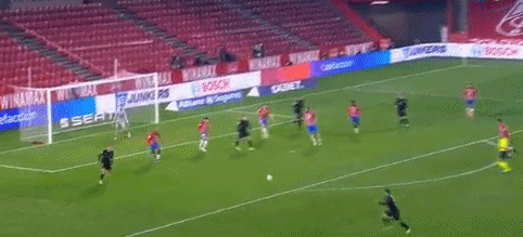 意甲球员在第12轮比赛中涂上红色面彩，向针对女性的暴力说不